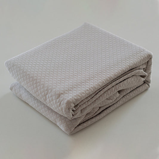Colcha beige lisa jacquard: Comodidad, durabilidad y estilo para tu dormitorio.