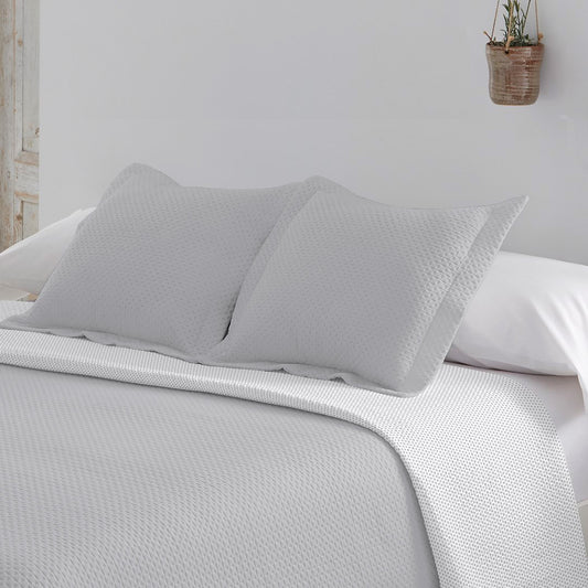 Geometric patchwork quilt with thin padding. Beige.