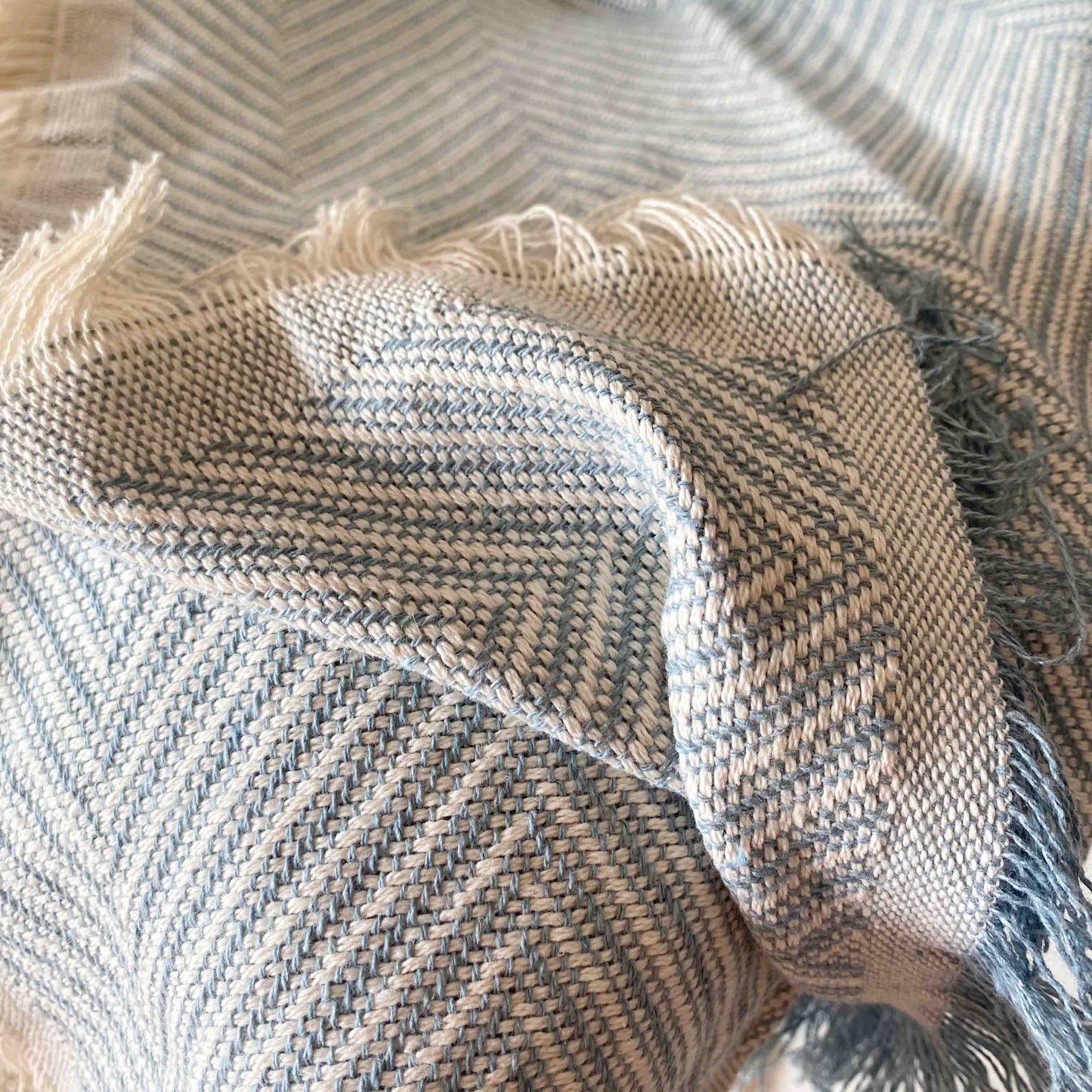 Colcha de verano multiusos para sofá o cama. Color azul turquesa.