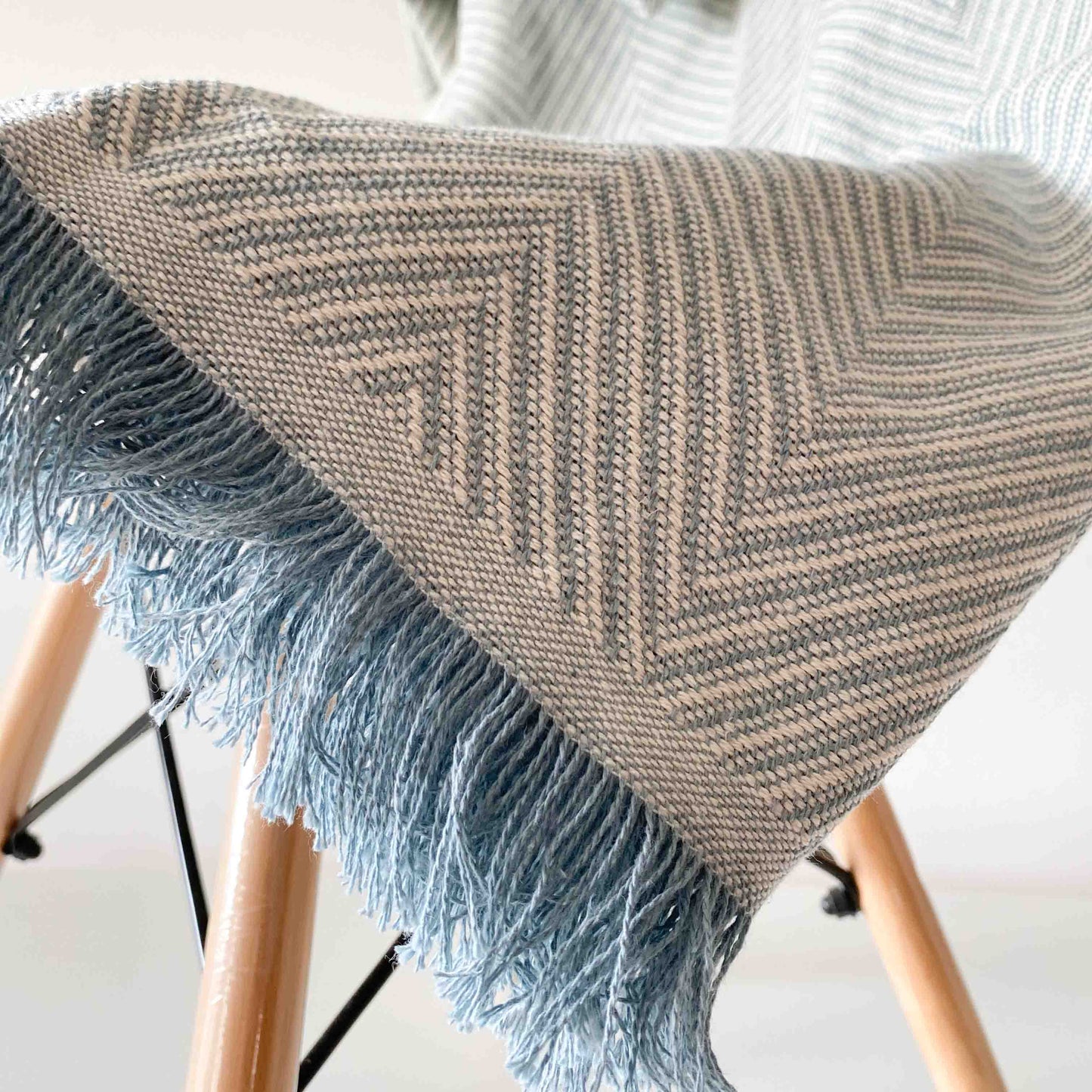 Colcha de verano multiusos para sofá o cama. Color azul turquesa.