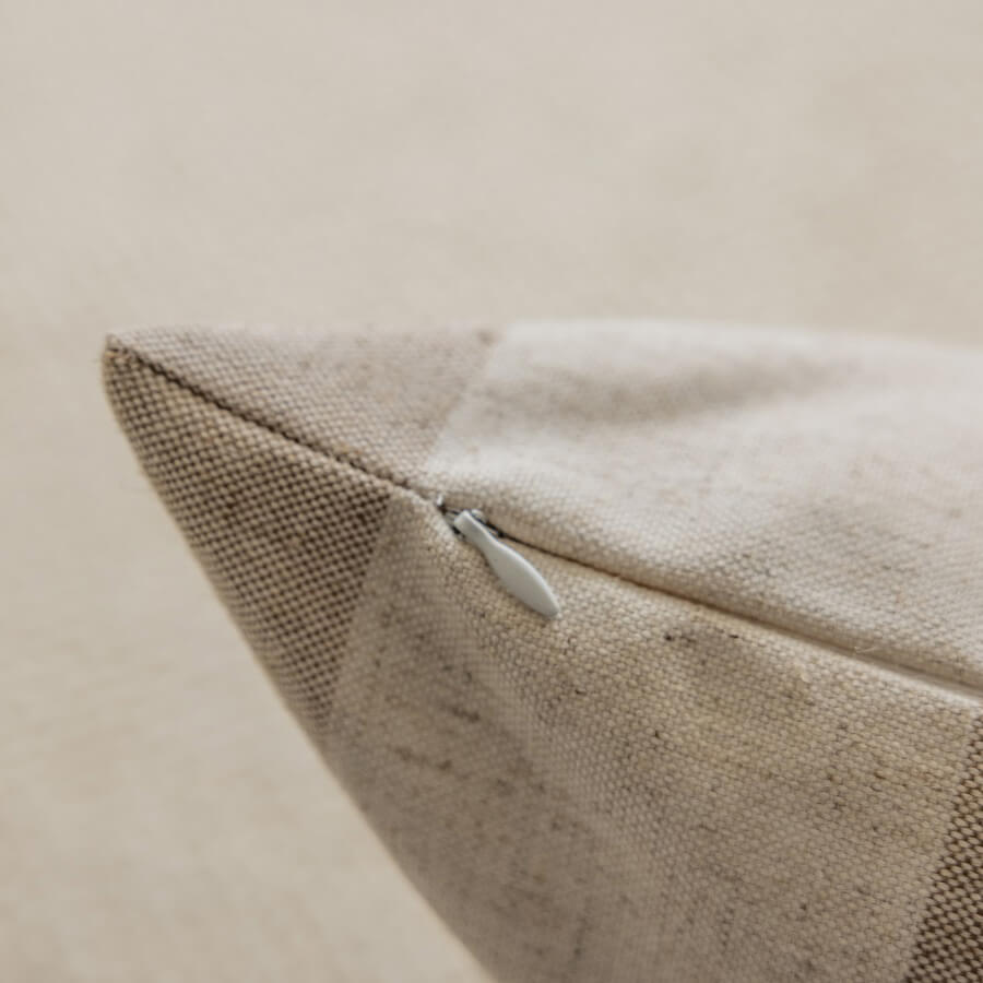 Funda de Cojín con Lino Beige con Rayas Anchas, Elegancia Natural para Sofás y Camas.
