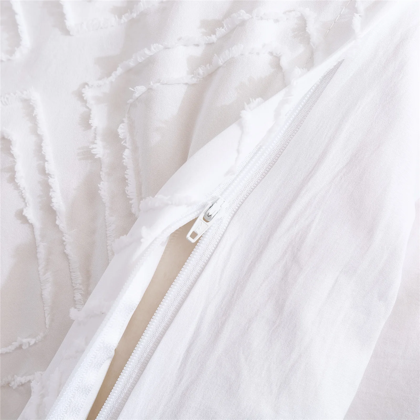 White duvet cover with embossed rhombuses, modern and extra soft.