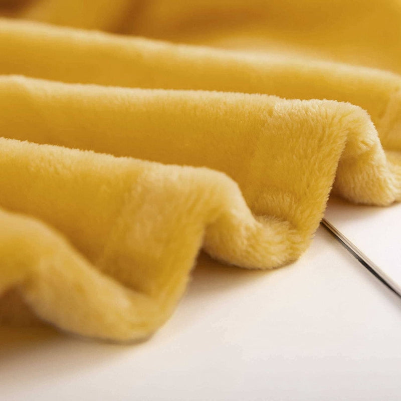 Soft fleece blanket. Cream.