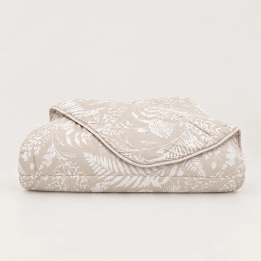 Vista laterale del piumone beige con imbottitura da 250 g/m², ideale per scaldare senza appesantire.