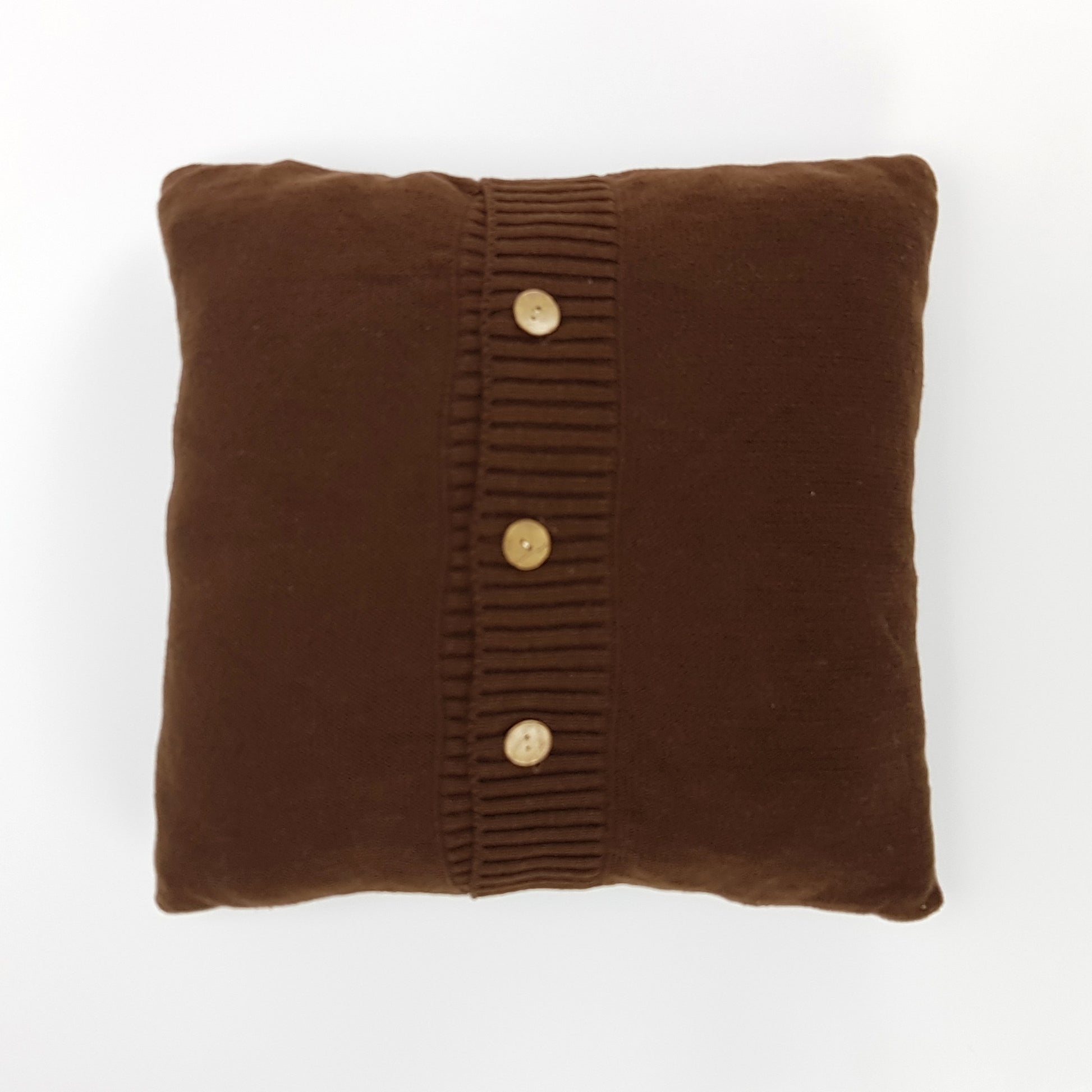 Funda de cojín tejido con botones centrales. Color marrón oscuro. - Oma Home