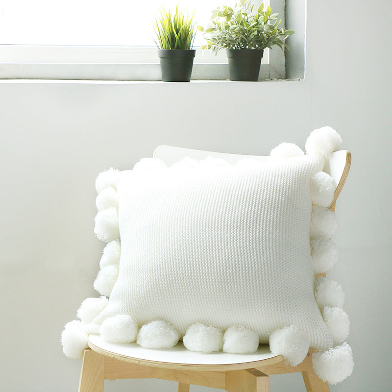 Funda de cojín tejido con pompones 45cm x 45cm. Color blanco. - Oma Home