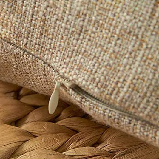 Funda de cojín beige para Sofá para un hogar acogedor.