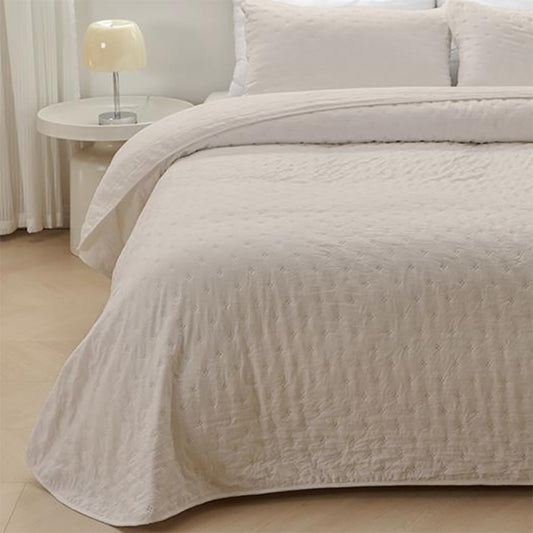 Colcha Bouti Liso acolchado de tacto suave con pequeñas margaritas. Color beige.