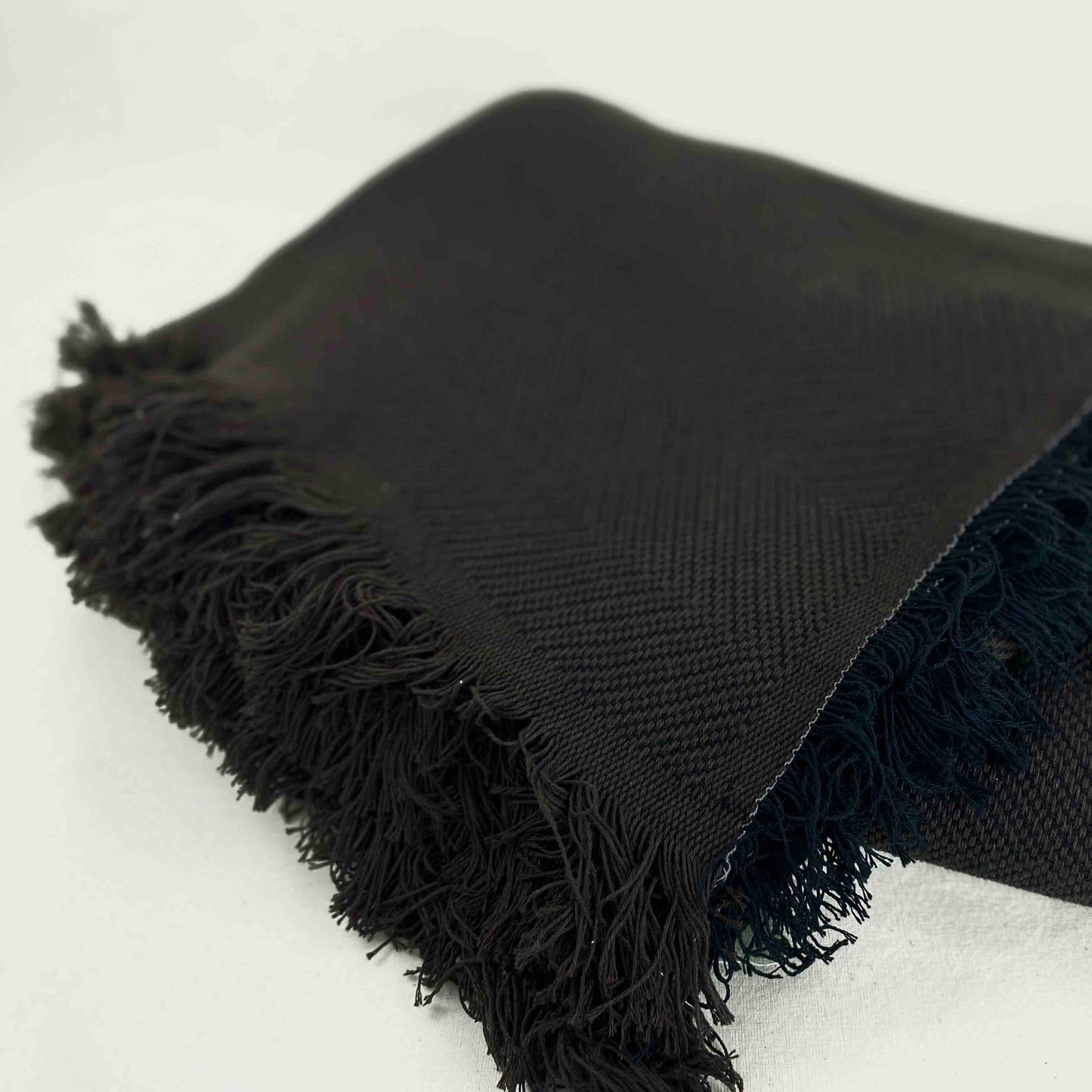 Colcha verano multiusos para sofá o cama. Color marrón oscuro.