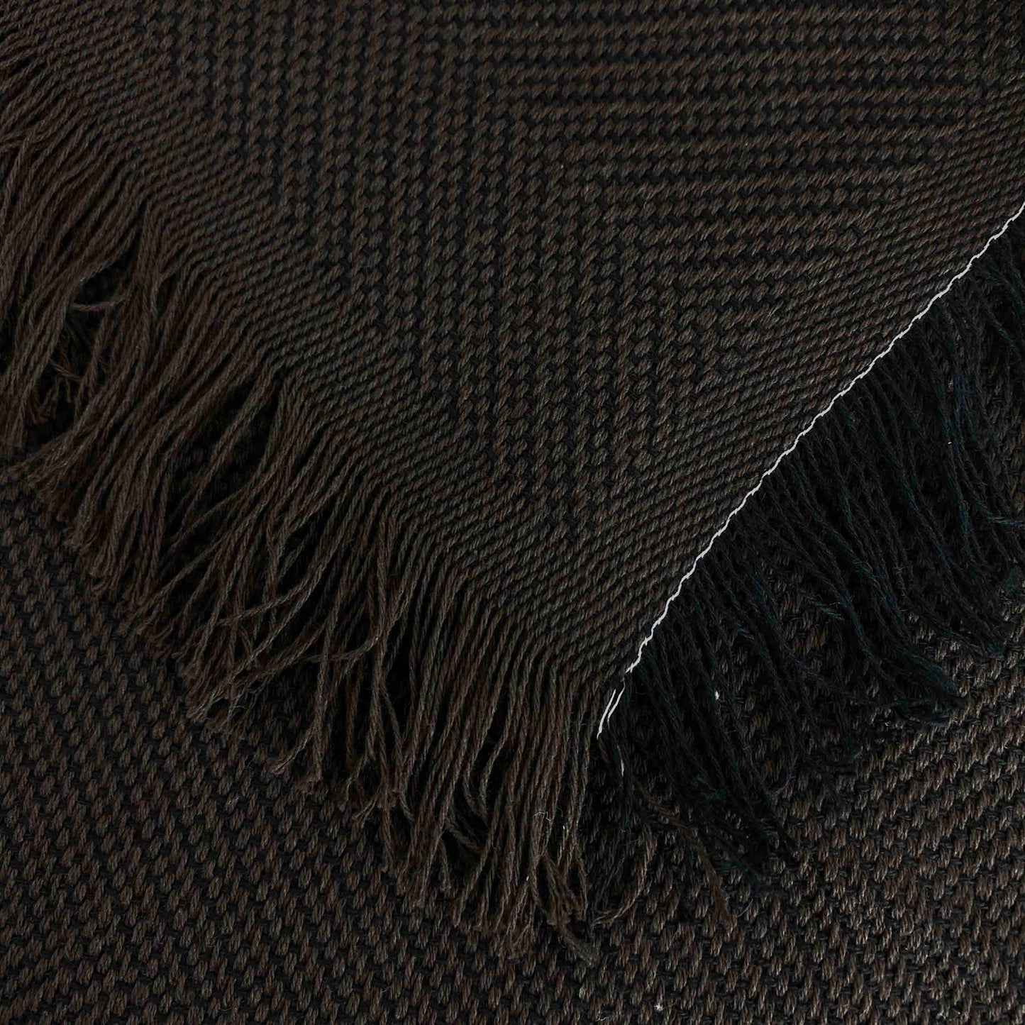 Colcha verano multiusos para sofá o cama. Color marrón oscuro.
