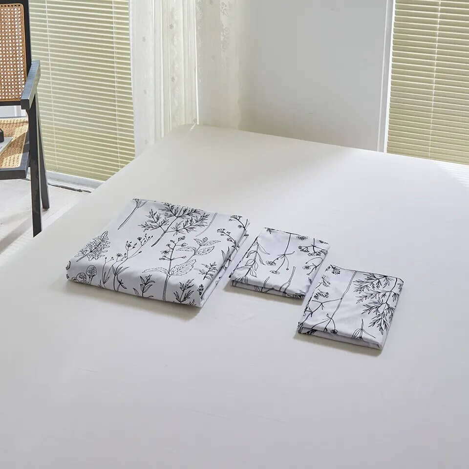Funda Nórdica floral con hojas en blanco y negro, reversible y suave.