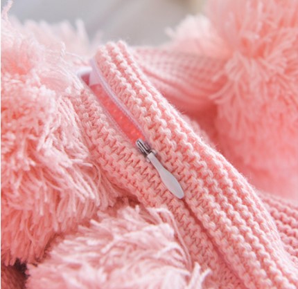 Funda de cojín tejido con pompones 50cm x 50cm. Color rosa. - Oma Home