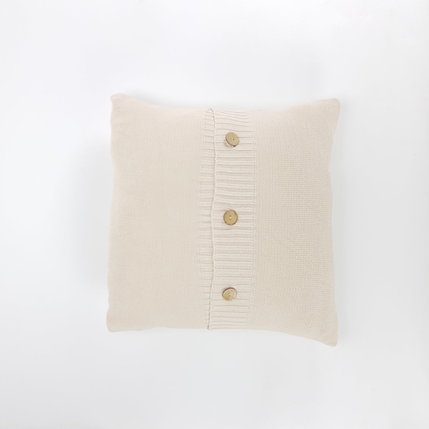 Funda de cojín tejido con botones centrales. Color beige. - Oma Home