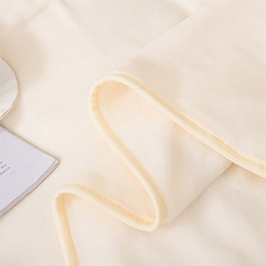 Manta polar suave. Color crema.