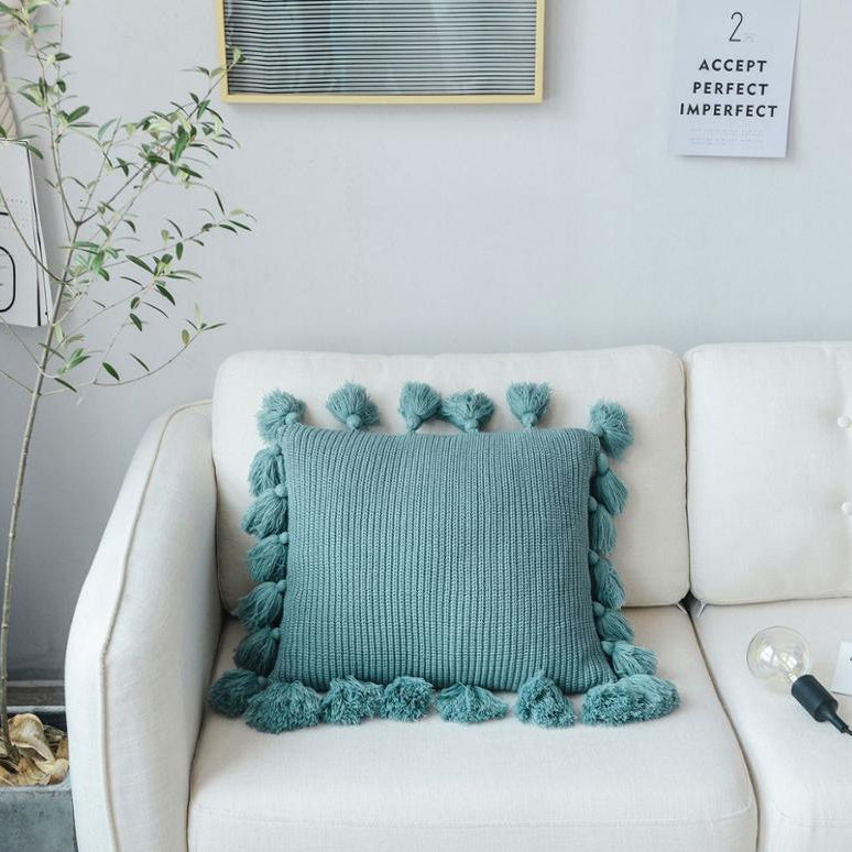 Funda de cojín tejido con borlas color azul turquesa. - Oma Home