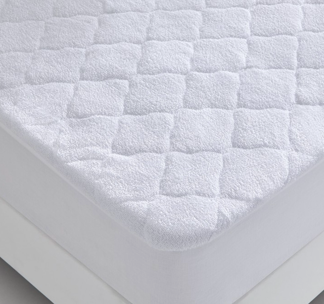 Quilted mattress protector. White color.