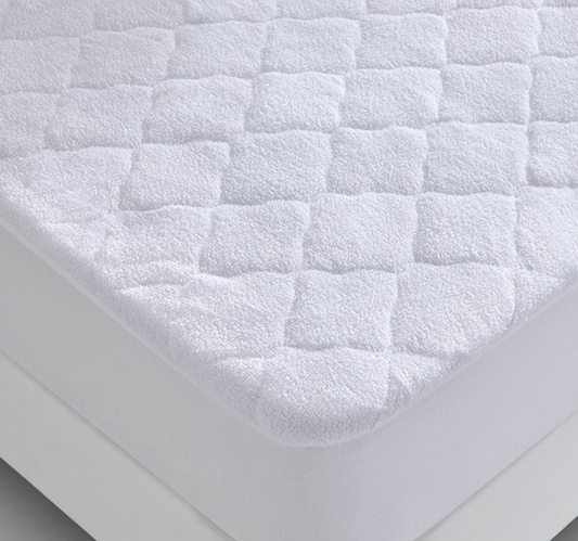 Quilted mattress protector. White color.