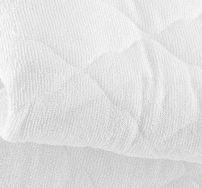 Quilted mattress protector. White color.