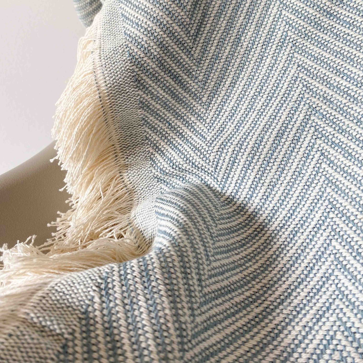 Colcha de verano multiusos para sofá o cama. Color azul turquesa.