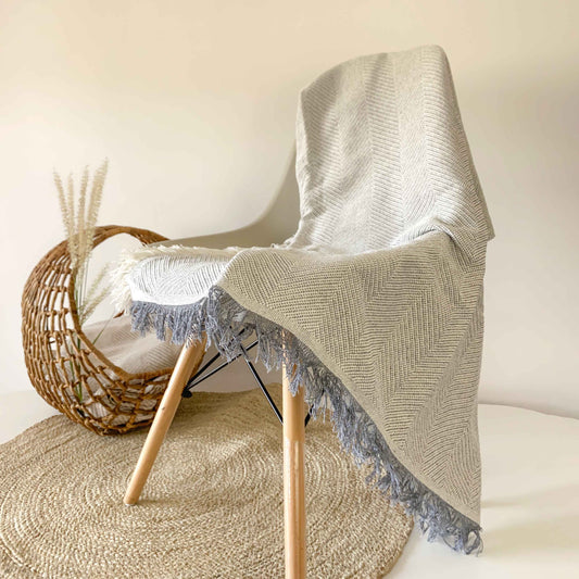 Colcha verano multiusos para sofá o cama. Color gris claro.
