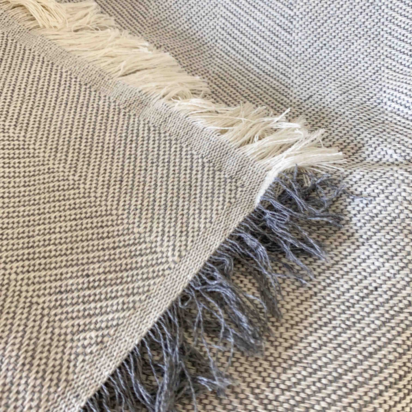 Colcha verano multiusos para sofá o cama. Color gris claro.