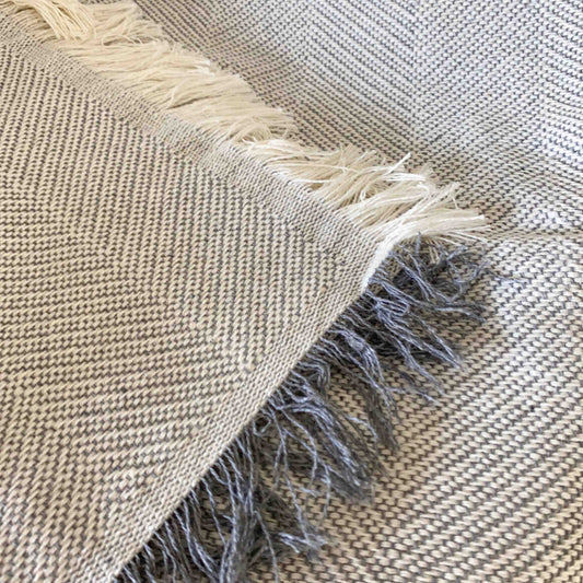 Colcha verano multiusos para sofá o cama. Color gris claro.