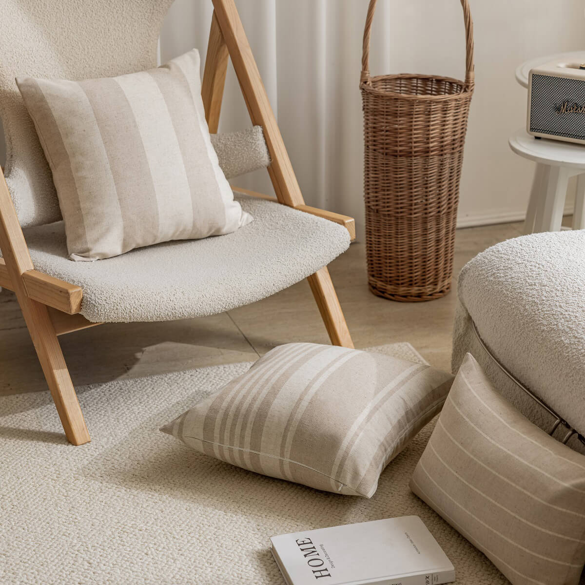 Funda de Cojín con Lino Beige con Rayas Anchas, Elegancia Natural para Sofás y Camas.