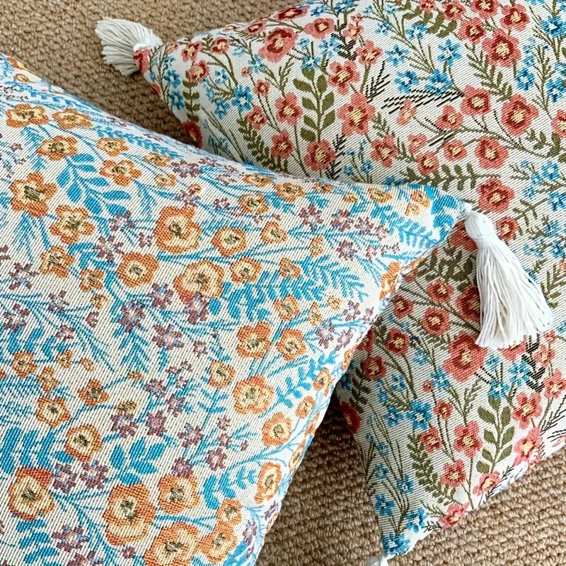Cushion cover with pink jacquard flowers: Elegance and Style for your Home.