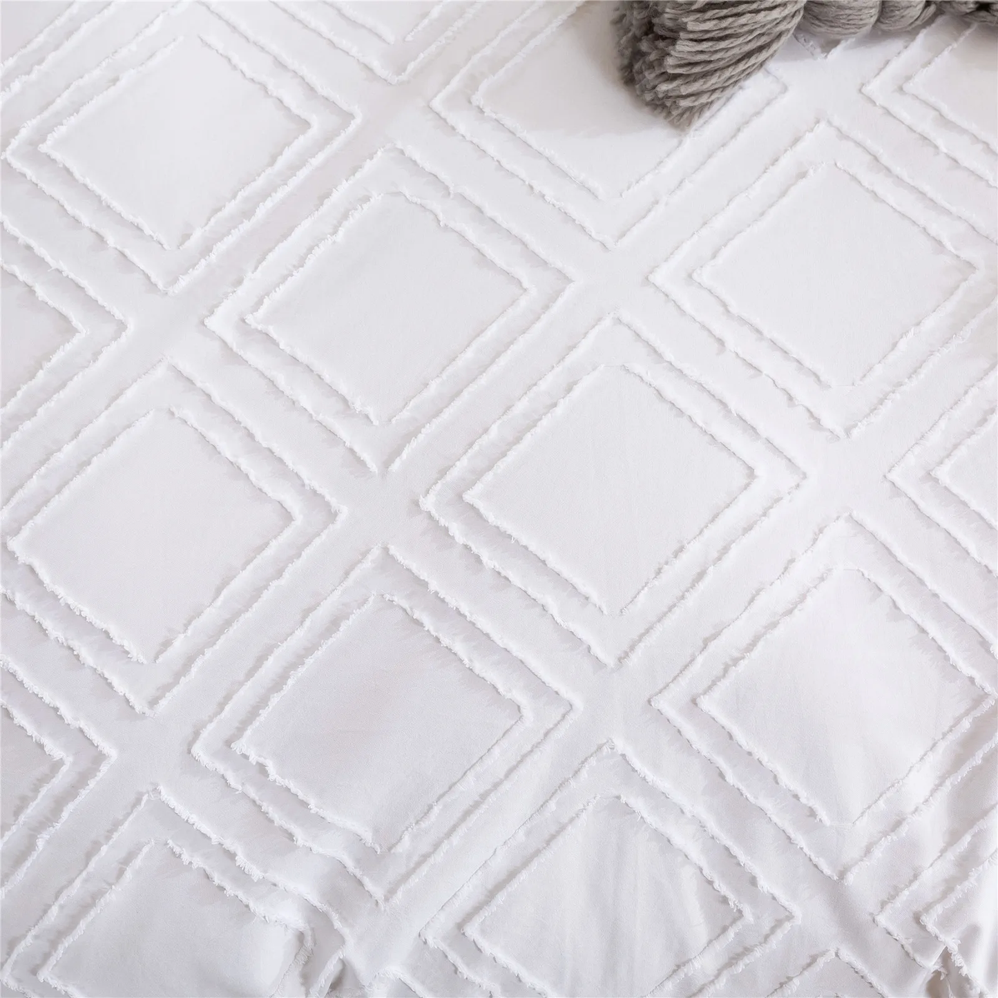 White duvet cover with embossed rhombuses, modern and extra soft.