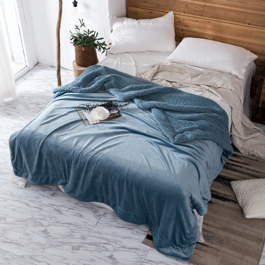 Fleece and extra soft reversible blanket. Dark blue colour.