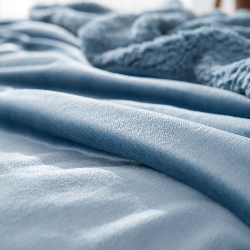 Fleece and extra soft reversible blanket. Dark blue colour.