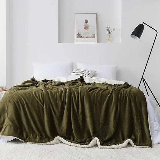 Shearling and extra soft reversible blanket. Green color.