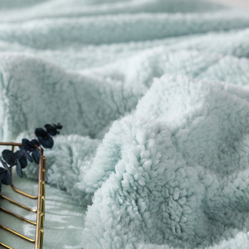 Fleece and extra soft reversible blanket. Dark blue colour.