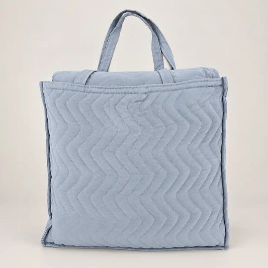 Bolsa de guardado textil y fundas de almohada de 50x70 cm de la colcha bouti azul de Oma Home.