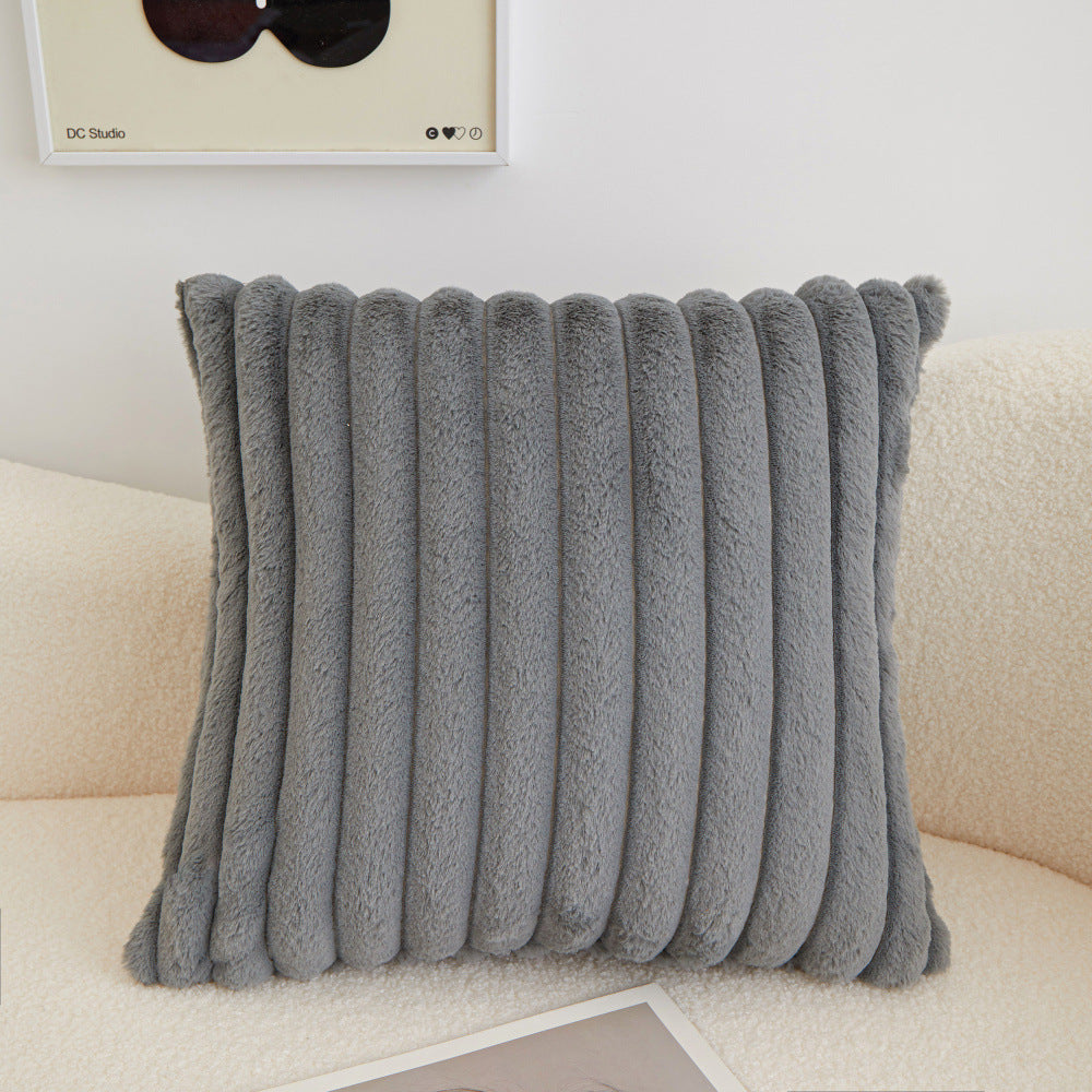Funda de cojín de pelo corto polar gris oscuro con textura de rayas, medida 45x45 cm, suave, cálida y decorativa para sofá o cama.