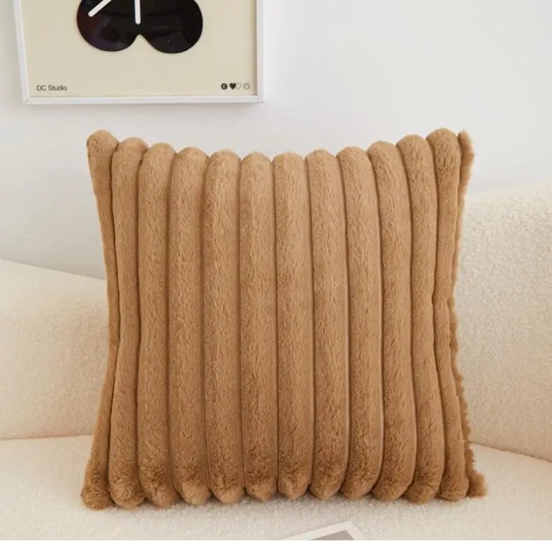 Funda de cojín de pelo corto polar marrón con textura de rayas, medida 45x45 cm, suave, cálida y decorativa para sofá o cama.