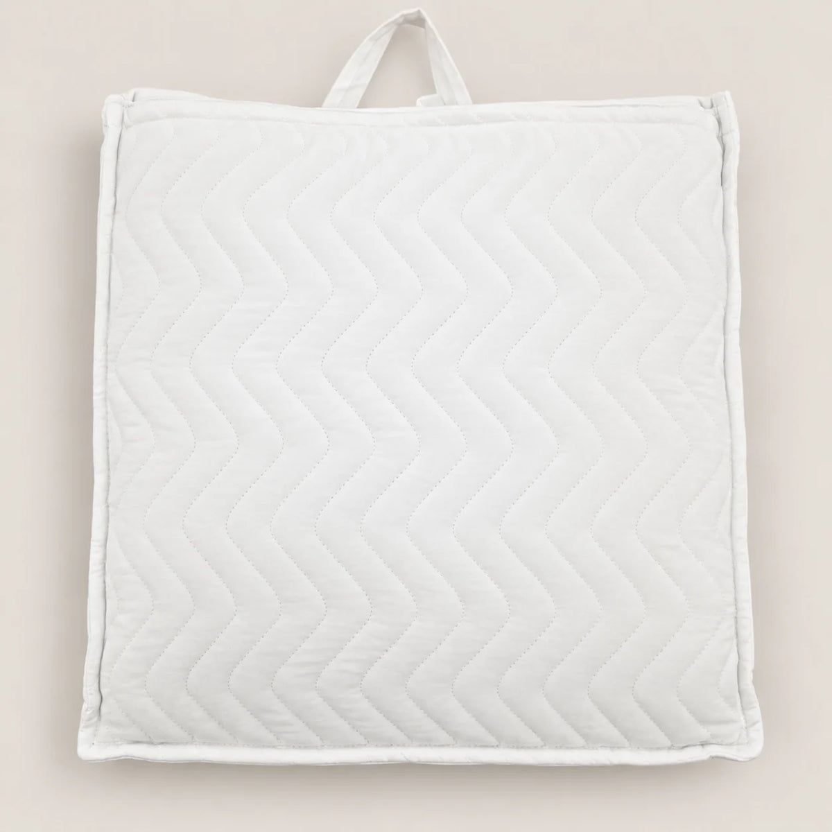 Práctica bolsa de tela incluida para almacenar y proteger la ropa de cama de verano de Oma Home.