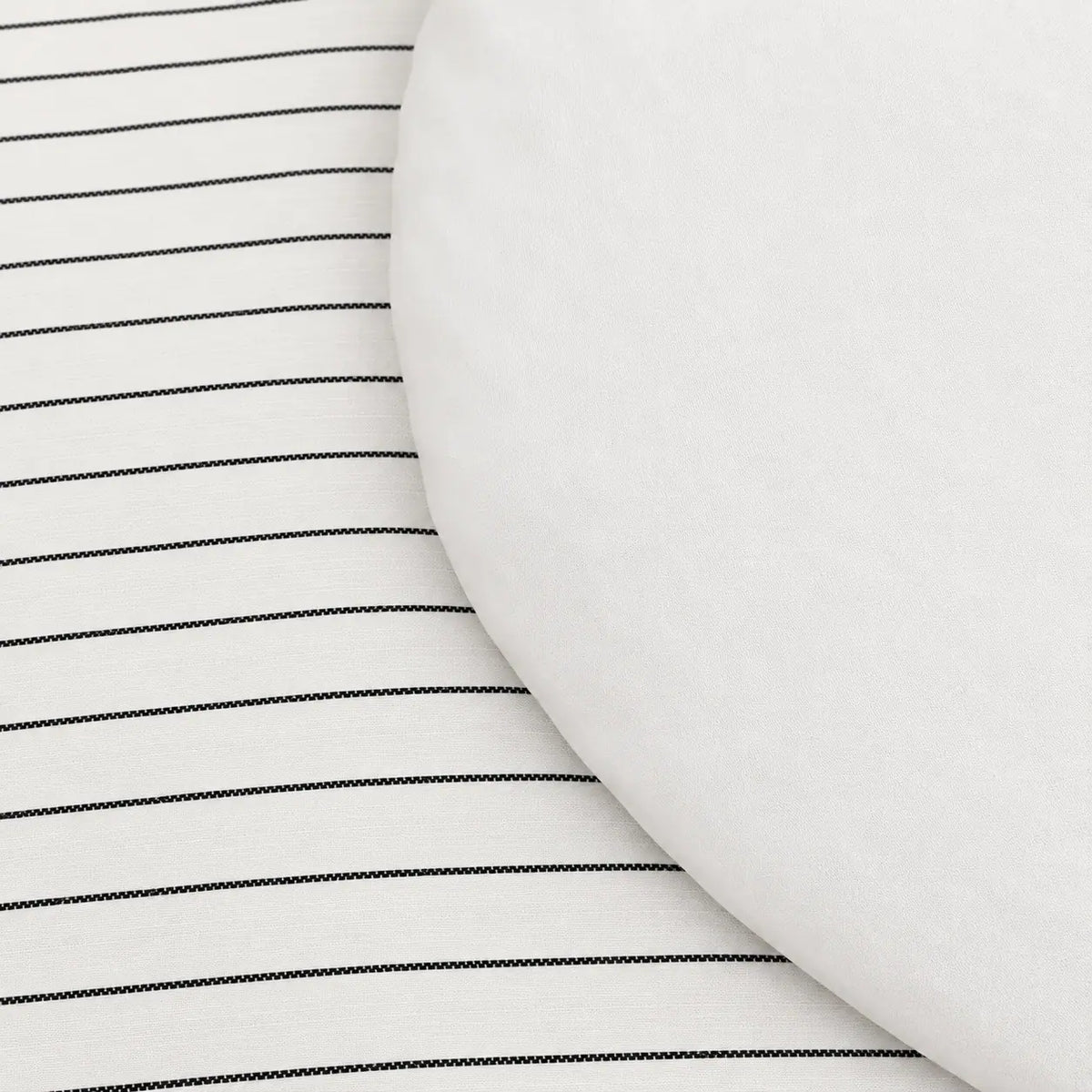 Detail of the duvet reverse, showing a smooth pure-white finish for a bright, versatile look.