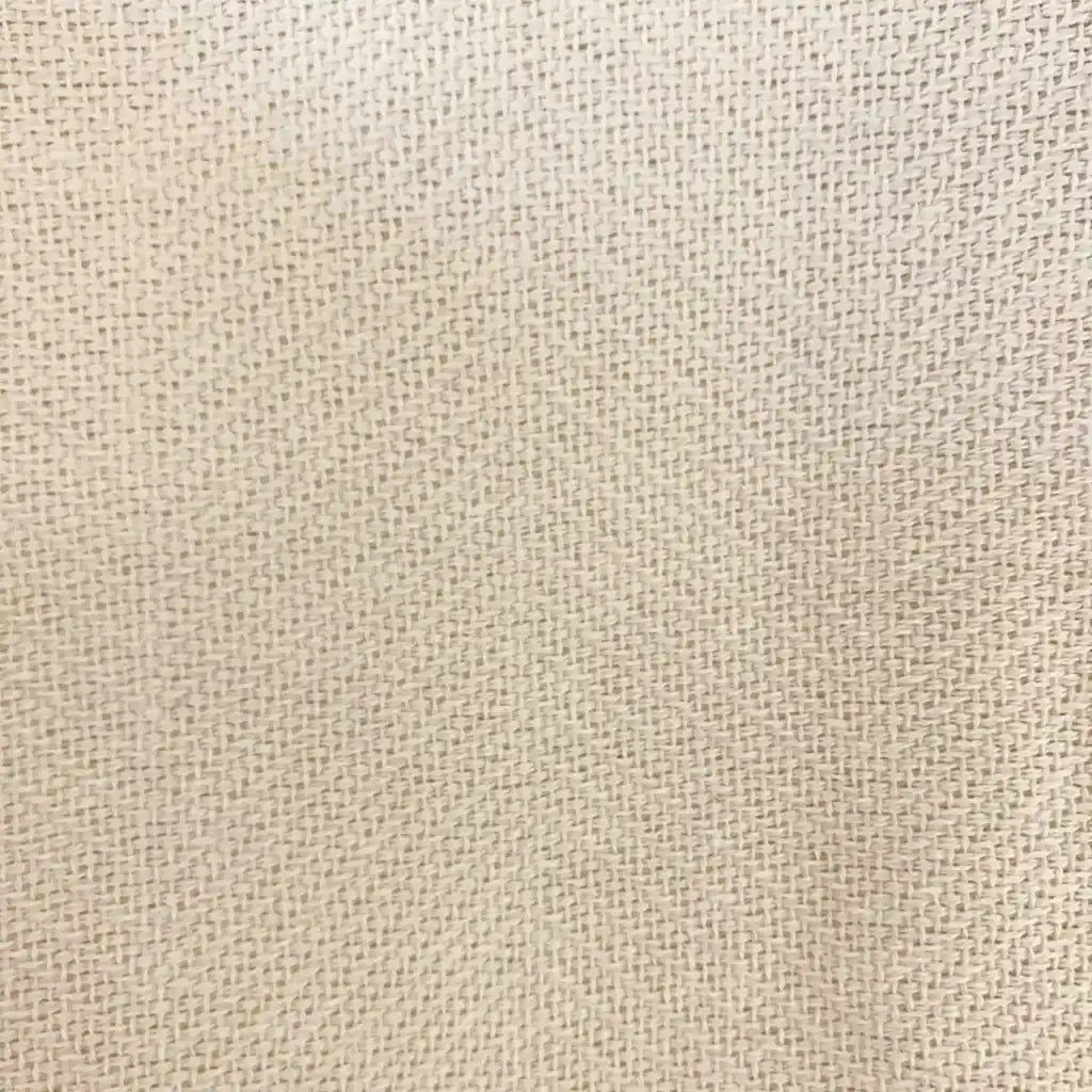 Primer plano de la textura en espiga del tejido Jacquard en color blanco roto o marfil. Composición rica en algodón que garantiza suavidad al tacto.