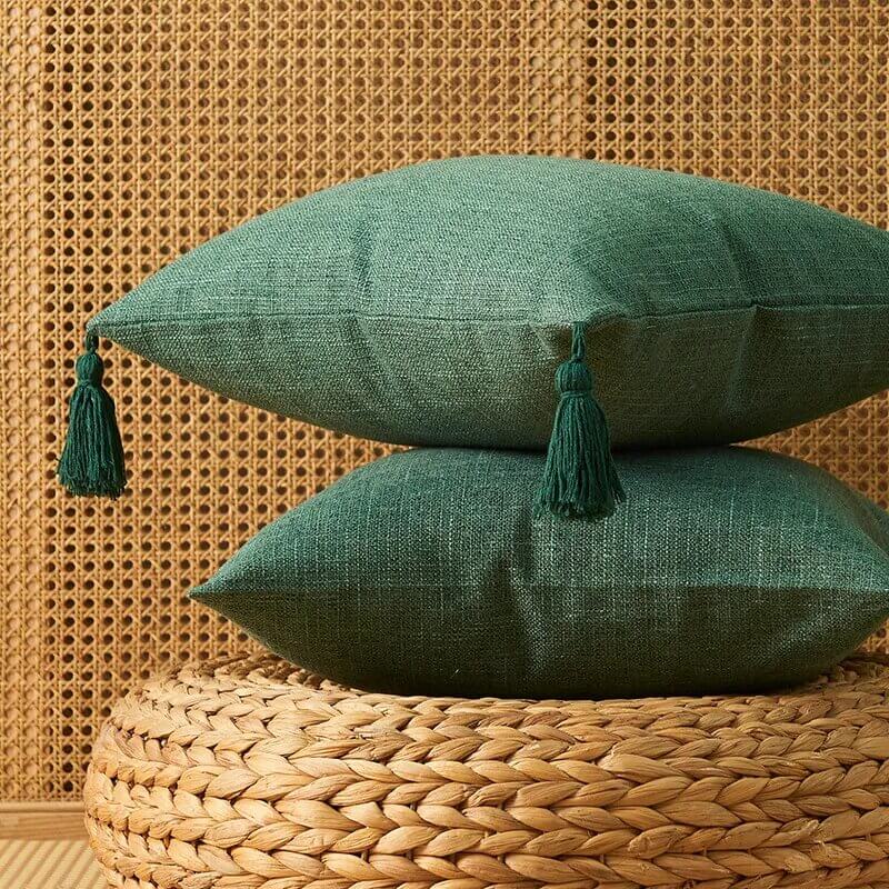 Funda de cojín Sofá liso en color verde con Borlas para un hogar acogedor.