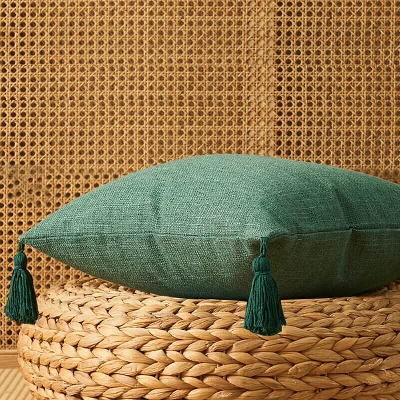 Funda de cojín Sofá liso en color verde con Borlas para un hogar acogedor.