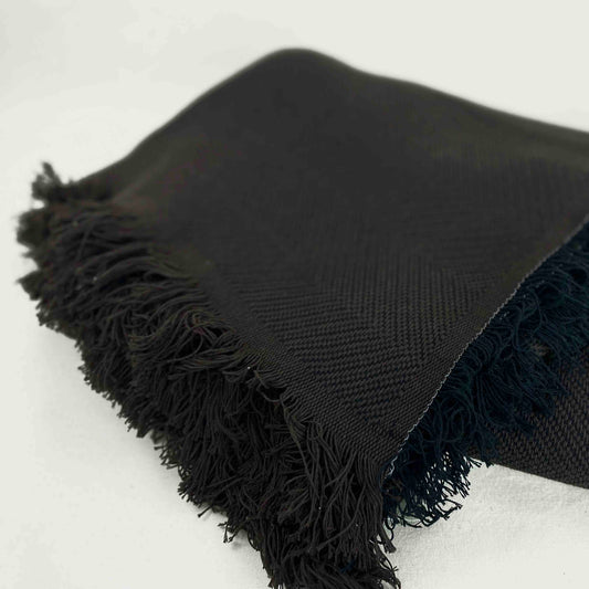 Colcha verano multiusos para sofá o cama. Color marrón oscuro.