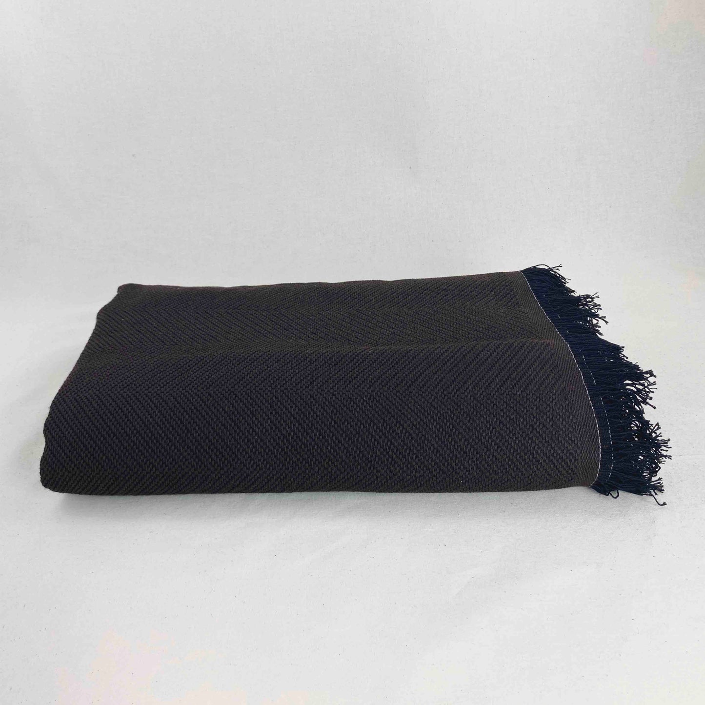 Colcha verano multiusos para sofá o cama. Color marrón oscuro.