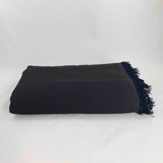 Colcha verano multiusos para sofá o cama. Color marrón oscuro.