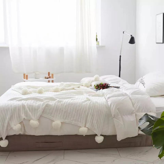 Manta de punto con pompones. Color blanco roto. - Oma Home