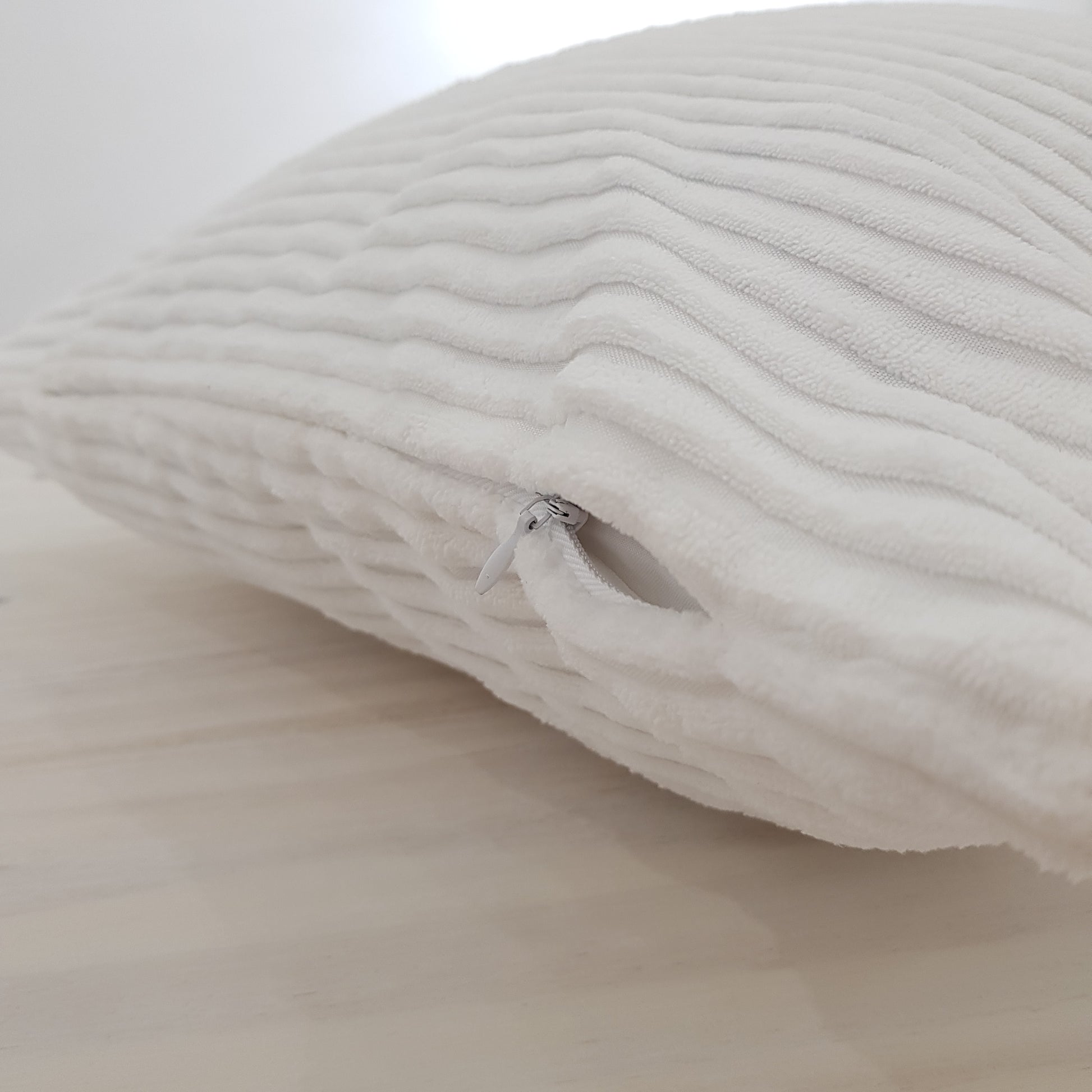 Funda de cojín franjas pelo corto. Color blanco. - Oma Home