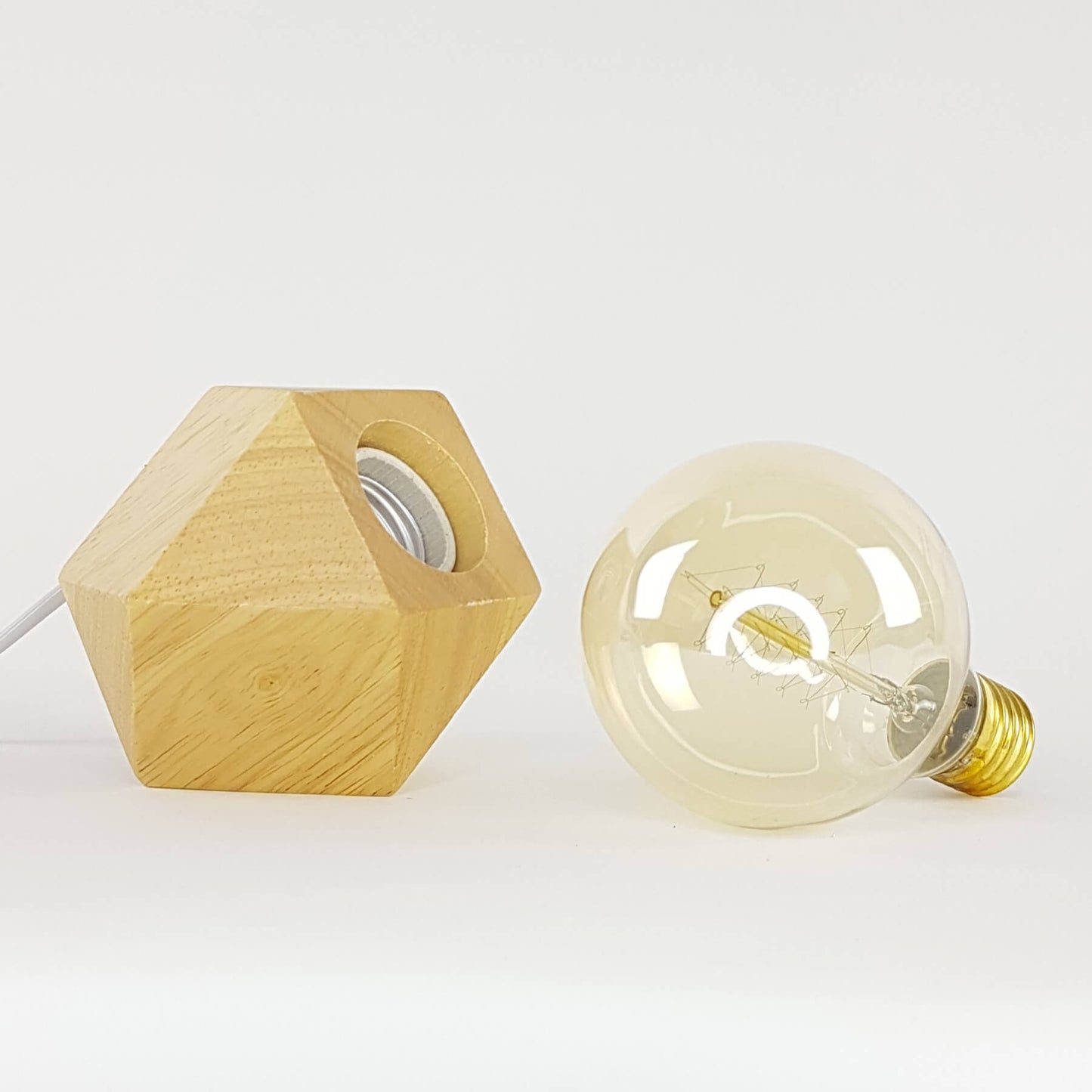 Lámpara de mesa de noche con bombilla. De madera con base de diamante.