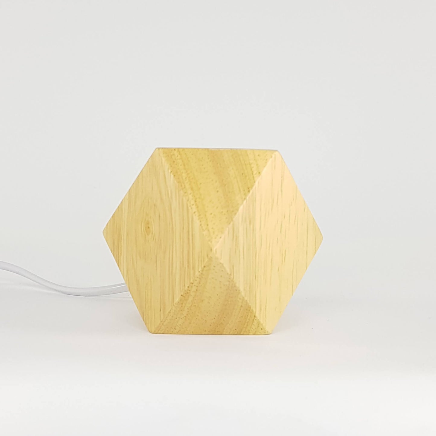 Lámpara de mesa de noche con bombilla. De madera con base de diamante.