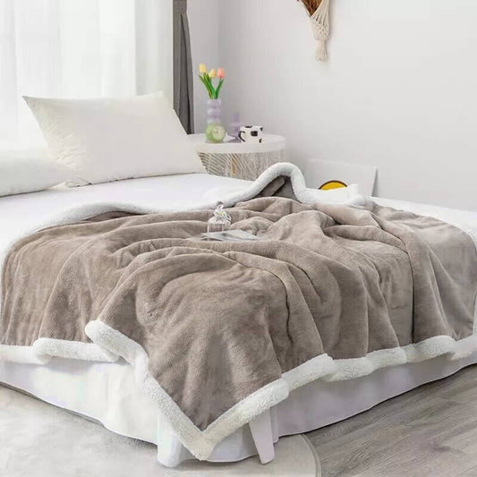 Manta borreguito extra suave reversible con borde. Color beige.