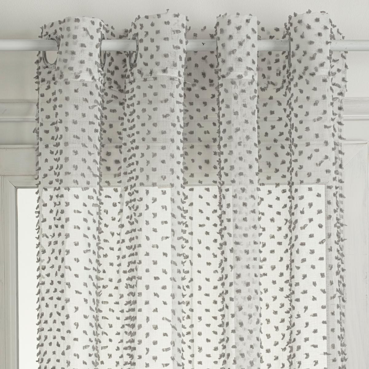 Cortina con puntos bordados. Color Gris. 140 cm x 260 cm. - Oma Home
